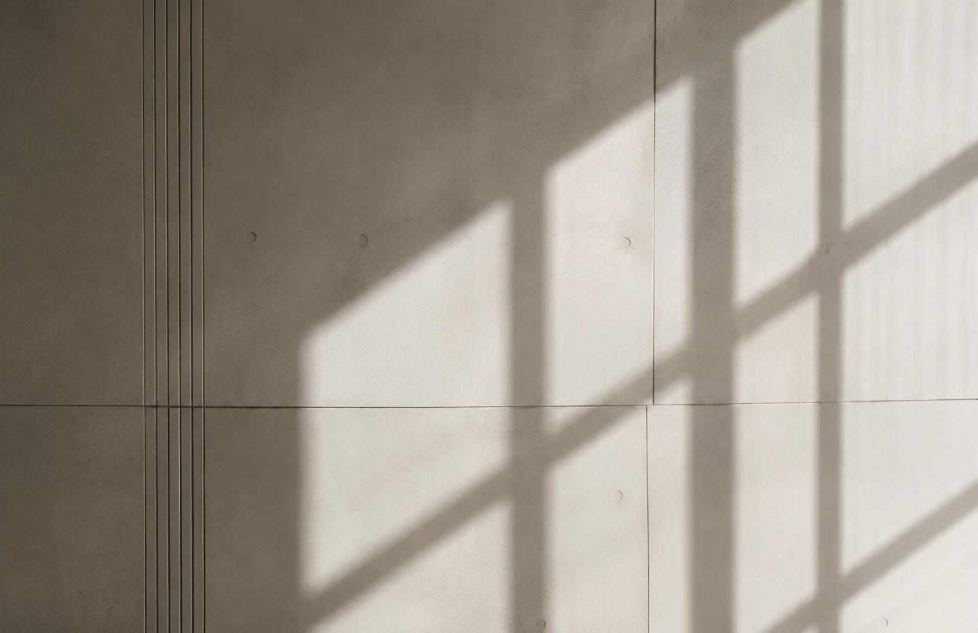 Detalle arquitectónico de luz sobre hormigón